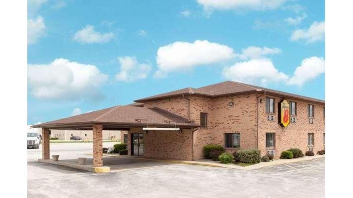 Super 8 by Wyndham Gilman cover picture